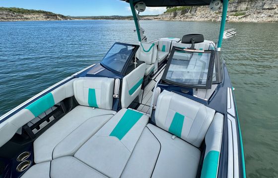 LAKE TRAVIS MALIBU WAKE SURFING