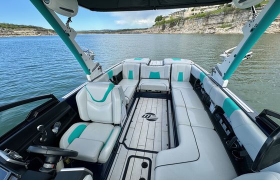 LAKE TRAVIS MALIBU WAKE SURFING