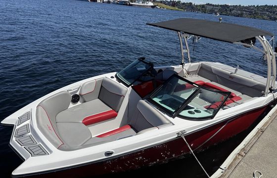 Mastercraft Wakeboard Boat -- Good Condition Lots of Room