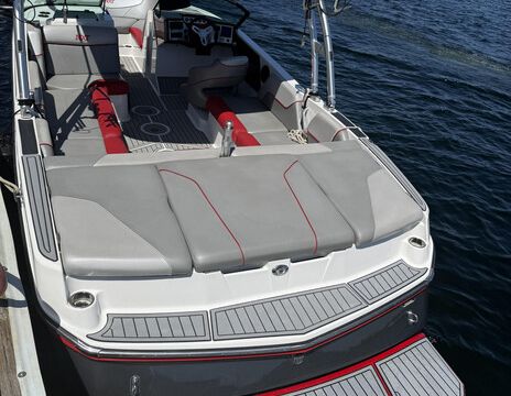 Mastercraft Wakeboard Boat -- Good Condition Lots of Room