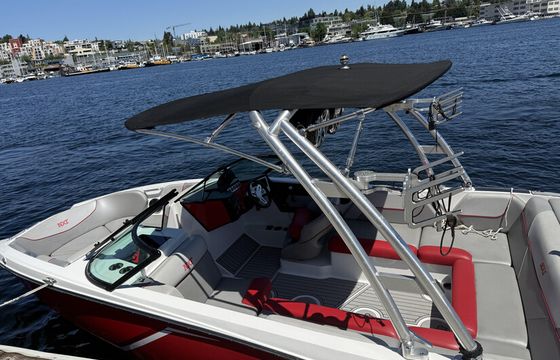 Mastercraft Wakeboard Boat -- Good Condition Lots of Room