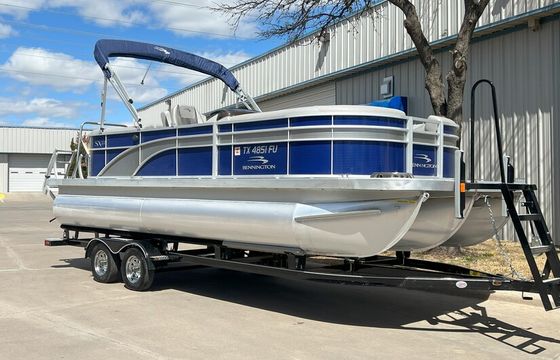 The Sunshine is waiting for you! Luxury 22' Bennington Tritoon