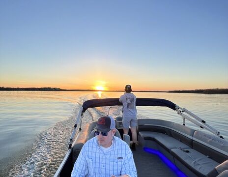 The Sunshine is waiting for you! Luxury 22' Bennington Tritoon