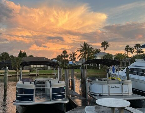 Awesome Pontoon Adventure: Cruise & Relax!