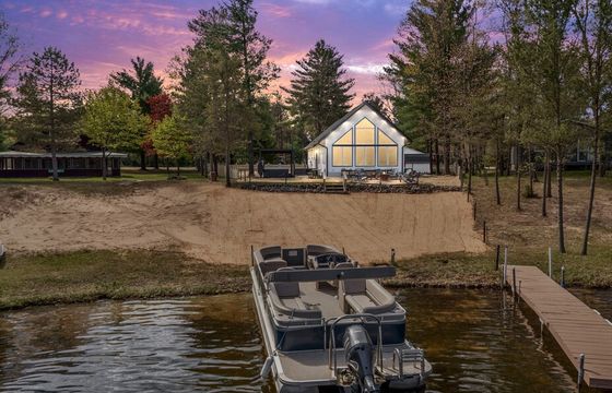Relaxing Pontoon on Lake Camelot