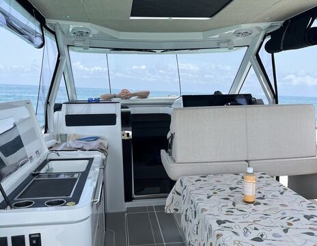 Luxury 35ft Day Boat – Dual Yamaha 350Hp with Cabin & Grill