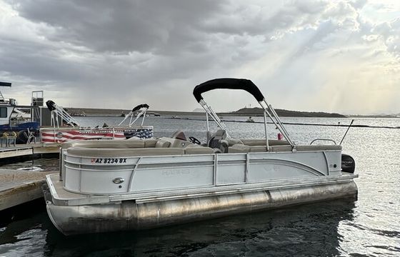 2017 - 24’ Tritoon party barge for rent.