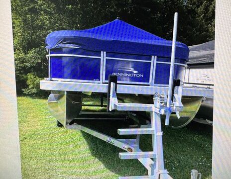 LIKE NEW 2023 Bennington 20SX Pontoon with a 90 HP Yamaha Outboard