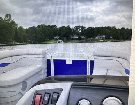 LIKE NEW 2023 Bennington 20SX Pontoon with a 90 HP Yamaha Outboard