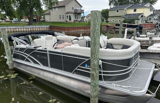 Well-maintained Pontoon Sylvan Mirage
