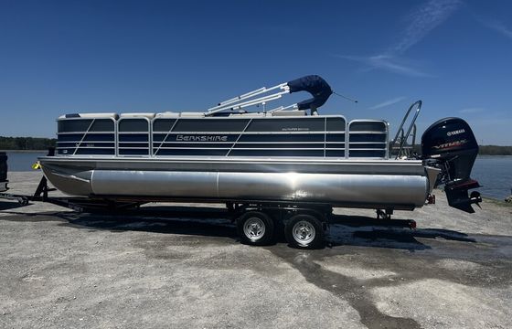 BEAUTIFUL 2023 24 FT Berkshire Tritoon w/ fishing livewell - seats 12