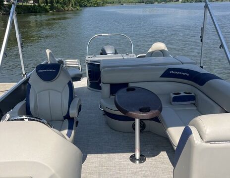 BEAUTIFUL 2023 24 FT Berkshire Tritoon w/ fishing livewell - seats 12