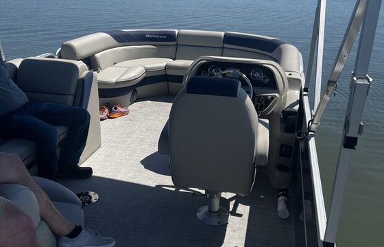 BEAUTIFUL 2023 24 FT Berkshire Tritoon w/ fishing livewell - seats 12