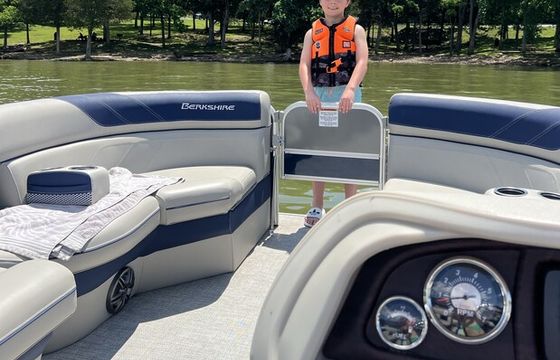 BEAUTIFUL 2023 24 FT Berkshire Tritoon w/ fishing livewell - seats 12