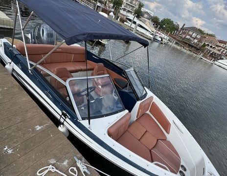 Easygoing 18ft Boat Rental in Brooklyn – Fun and Family-Friendly