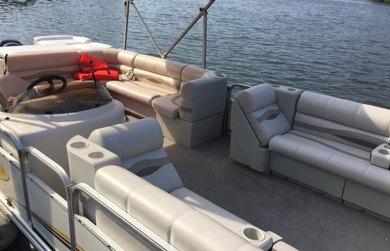 26′ BENNINGTON PONTOON  | Adventure Awaits | Seats 12