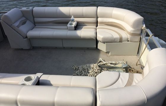 26′ BENNINGTON PONTOON  | Adventure Awaits | Seats 12