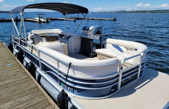 2018 Sunchaser Pontoon – Perfect for Parties &amp; Sunset Cruises