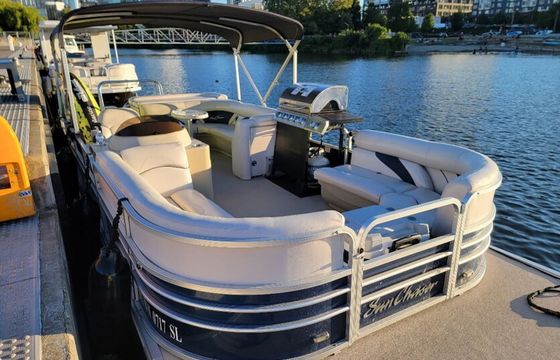 2018 Sunchaser Pontoon – Perfect for Parties &amp; Sunset Cruises