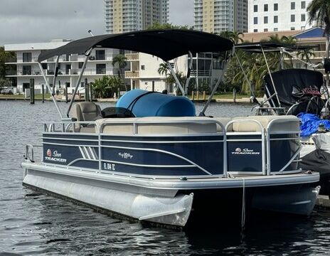 22ft Sun Tracker Party Barge DLX – Hallandale Beach