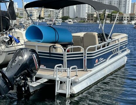 22ft Sun Tracker Party Barge DLX – Hallandale Beach