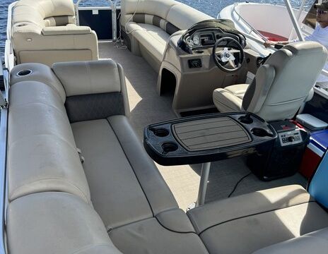 22ft Sun Tracker Party Barge DLX – Hallandale Beach