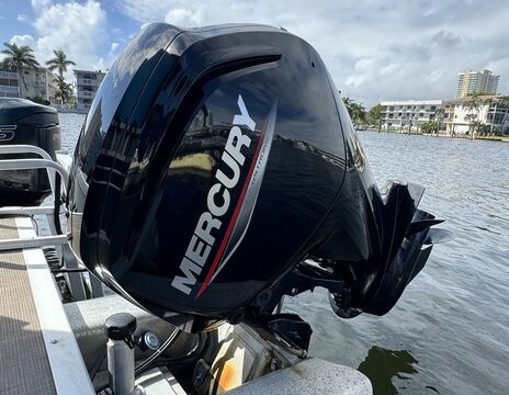 22ft Sun Tracker Party Barge DLX – Hallandale Beach