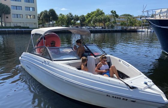 Rinker Q3 23' 12 ppl. 200HP in HOLLYWOOD