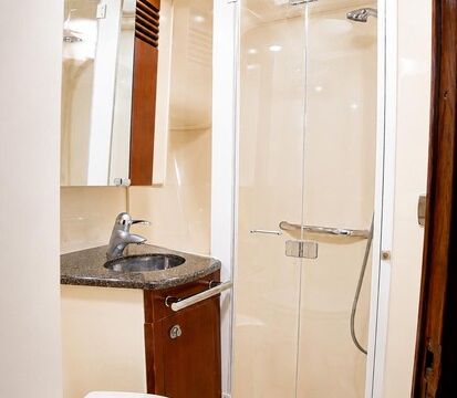 Elegant 2018 Sea Ray 48 Motor Yacht in Miami for 13 Guests