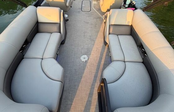 Luxury Tri-toon 2022 Manitou Oasis 24Ft with NEW 200HP outboard