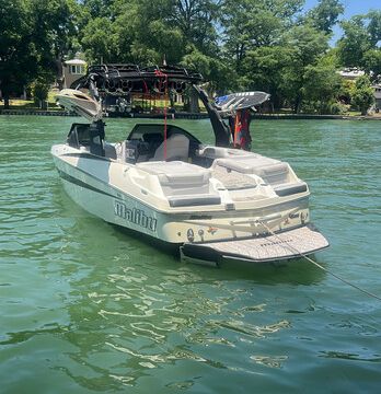 Malibu M235 | World-Class Wave and Captain | Canyon Lake Austin