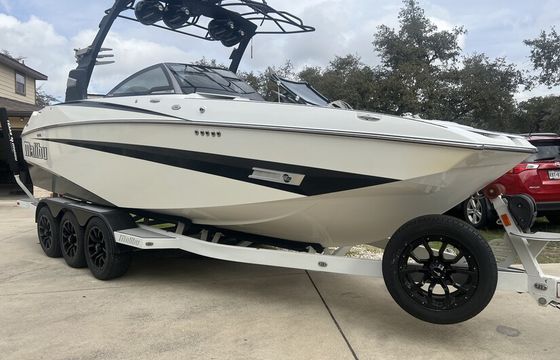Malibu M235 | World-Class Wave and Captain | Canyon Lake Austin