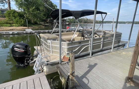 Relaxed Tritoon Retreat — 12-Person Badin Lake Cruiser