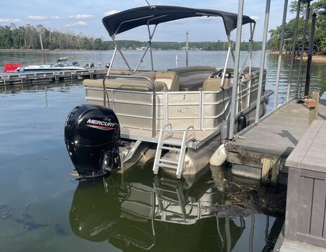 Relaxed Tritoon Retreat — 12-Person Badin Lake Cruiser