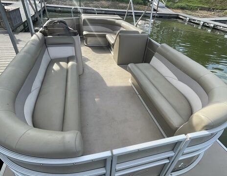 Relaxed Tritoon Retreat — 12-Person Badin Lake Cruiser