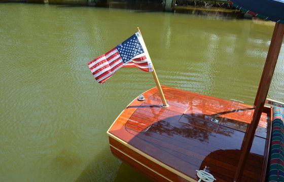 Stunning Classic Electric Boat – Glide in Style!