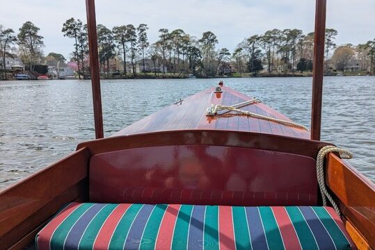 Stunning Classic Electric Boat – Glide in Style!