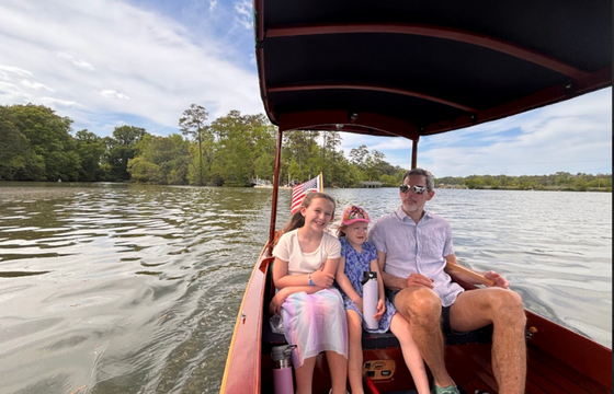 Stunning Classic Electric Boat – Glide in Style!