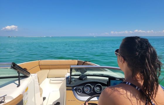 24 ft. Sea Ray Bowrider - Gliding through the Bay in style!