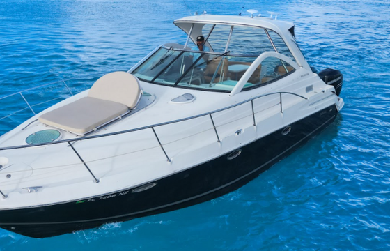Experience Luxury &amp; Fun on Our Doral Hawaii 42 ft Private Charter!