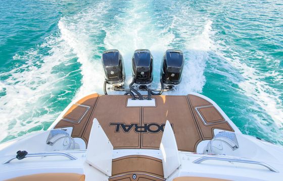 Experience Luxury &amp; Fun on Our Doral Hawaii 42 ft Private Charter!