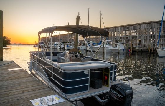 Sylvan 20ft Pontoon ready to cruise - 9 pax