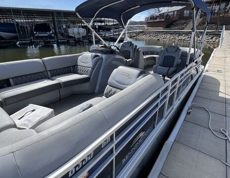 Luxury Tritoon Experience – Lake of the Ozarks