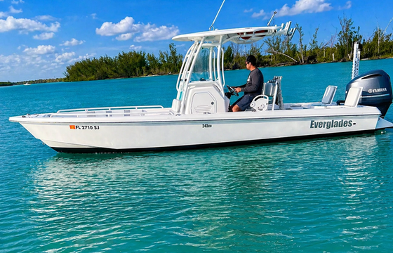 Smooth Everglades 243 bay boat