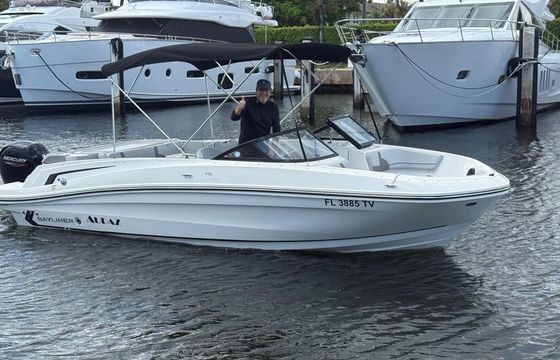 Luxury on the Water: New 2024 Bayliner, 2hr Gas and Captain Included