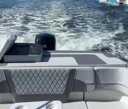 Luxury on the Water: New 2024 Bayliner, 2hr Gas and Captain Included