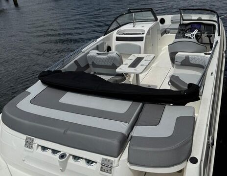 Luxury on the Water: New 2024 Bayliner, 2hr Gas and Captain Included