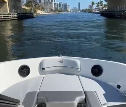 Luxury on the Water: New 2024 Bayliner, 2hr Gas and Captain Included