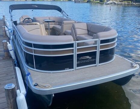22 Foot Bennington Pontoon on Beautiful Lake Orion