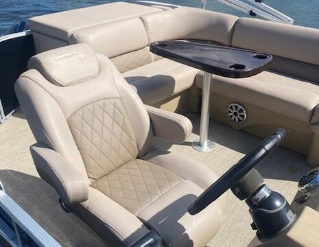 22 Foot Bennington Pontoon on Beautiful Lake Orion